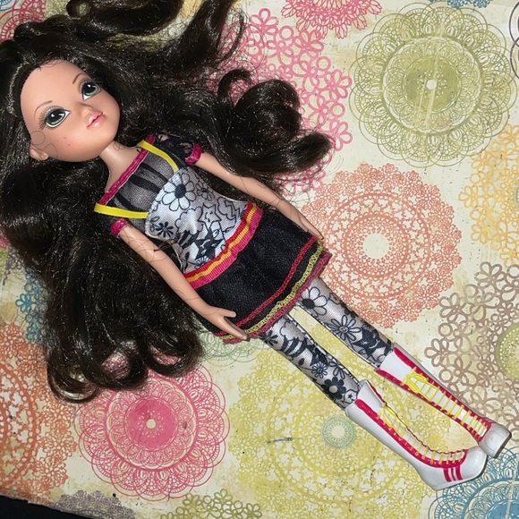 Moxie Girlz Vintage Lexi Artitude Doll with Bike - Picture 4 of 10